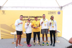 (left-right) Rikki Marthin Luther Simbolon, 1st podium Male Marathon National Category, Odekta Elvina Naibaho, 1st Podium Female Marathon National Category, Widya Permana, Project Director Maybank Marathon 2022, Hassan Toriss, 1st podium Male Marathon Open Category, Immaculate Chemutai, 1st podium Female Marathon Open Category.

