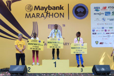 (Left-right) Dato’ Khairussaleh Ramli, Maybank Group President & CEO and the winners of Female Marathon Open Category, Immaculate Chemutai from Uganda on the 1st podium, Elizabeth Chepkanan Rumokol from Kenya, on the 2nd Podium and Betty Jepleting from Kenya, on the 3rd Podium.