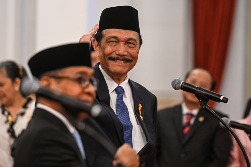 Luhut Pandjaitan (center) smiles as he is installed as chairman of the National Economic Council (DEN) on Oct. 21, 2024, during a ceremony to inaugurate of cabinet ministers and agency heads at the State Palace in Jakarta.